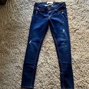 ✅ (3 for $15) Hollister dark wash low rise skinny jeans 9R
